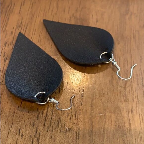 𝅺pu Leather Tear Drop BLACK Earrings - Picture 4 of 6